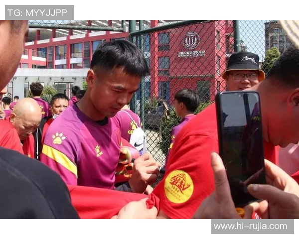 成都羽毛球队状态引发热议球迷与专家各执己见的争论分析